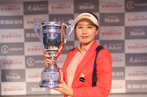 이유미가 14일 W지투어 상반기 챔피언십에서 8년만에 첫승을 달성했다.