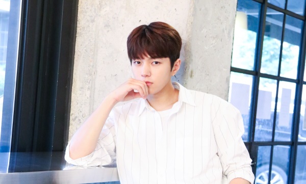댓글 반응을 하나하나 읽어본다는 김명수(사진=울림엔터테인먼트 제공)