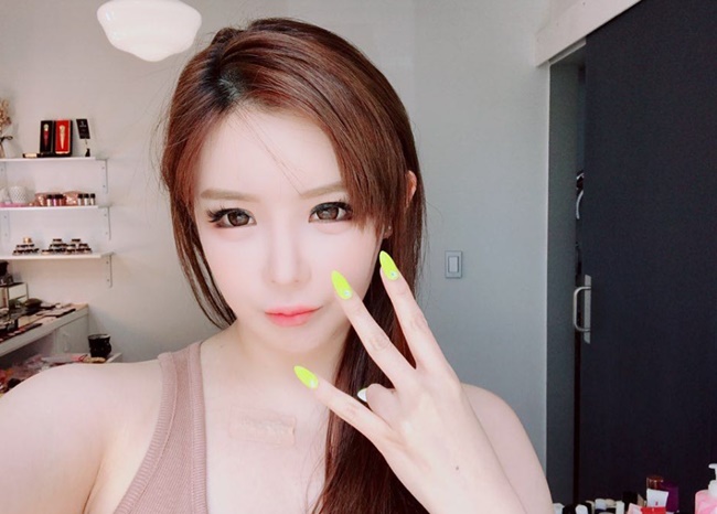 (Park Bom's Instagram account)