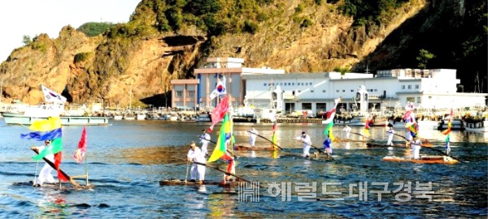 울릉군이 다채로운 여름축제를 개최해 관광객들을 매료시킬 예정이다. 사진은 지난해 오징어 축제가 열린 저동항에서 전통 뗏목 경주 대회 전경(헤럴드 자료사진)