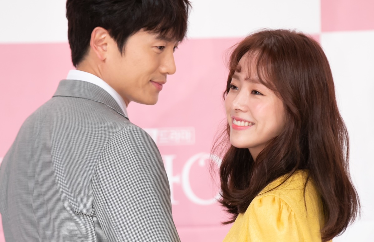 Ji Sung (left) and Han Ji-min pose for photos before a press event Wednesday at Times Square mall in Yeongdeungpo-gu, Seoul. (CJ E&M)