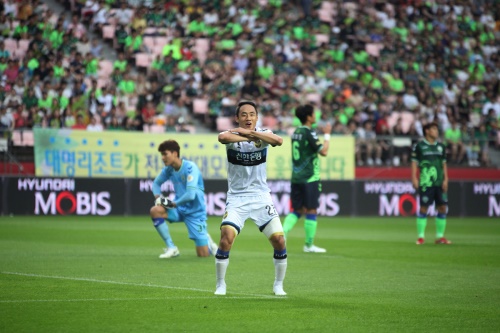지난 7월 7일 전북과 3-3 무승부를 거두는 데 크게 일조한 인천의 공격수 문선민. [사진=인천유나이티드]