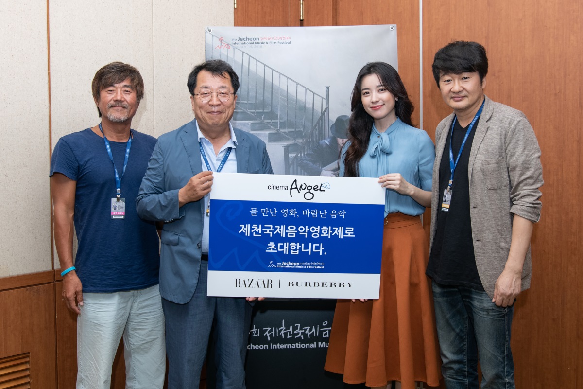 (좌측부터)이현승 감독, 이상천 제천국제음악영화제 조직위원장, 한효주 배우, 허진호 제천국제음악영화제 집행위원장