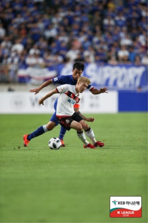 슈퍼매치를 뜨겁게 달군 양 팀의 주장 염기훈과 고요한. [사진=한국프로축구연맹 제공]