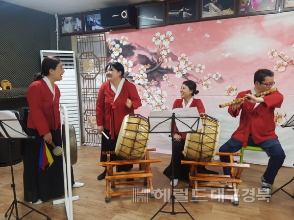 예심국악소리 단원들이 오는 18일 첫 공연되는 동네방네 예술프로젝트 이야기극 '석곡 이규준을 만나다'을 연습하고 있다. (포항문화재단 제공)