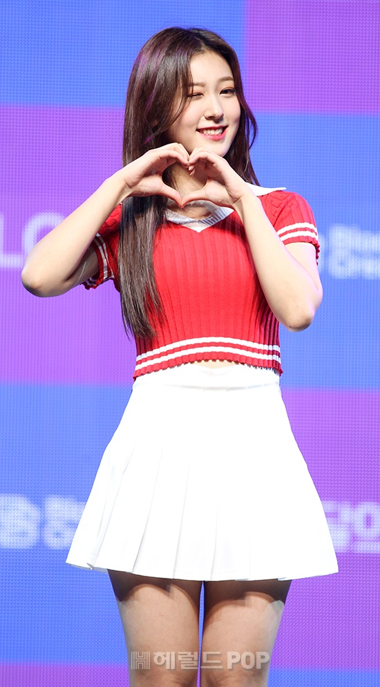 [포토]이달의 소녀 최리, 예쁜 윙크 - 헤럴드뮤즈 (Herald Muse)