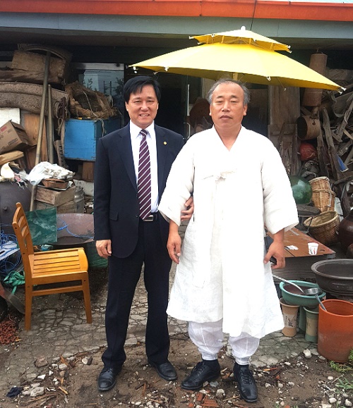 황천모(왼쪽)상주 시장이  훈민정음 해례 상주본 소장자인 배익기씨와 사진을 찍고 있다.(상주시 제공)