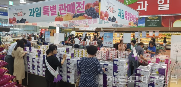 영천시의 '영천과일축제'를 지난 25~26일까지 울산 농산물유통센터에서 개최했다. (사진=독자 김제철씨  제공)