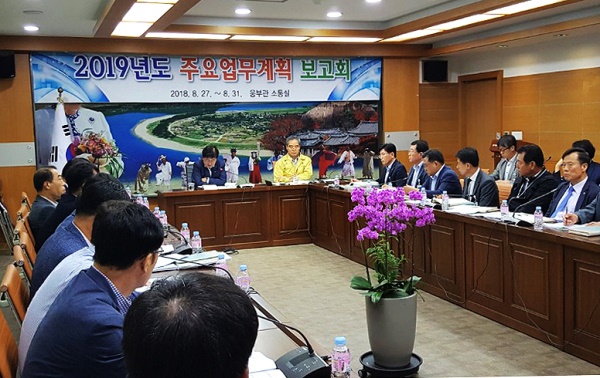 안동시가 27일부터 5일간 부 기조에 맞게 내년도 계획을 수립하고, 또 예산 확보에 효과적으로 대응하기 위한 총력 채비를 갖추기 위해‘2019년도 업무보고회’를 열고 있다.(안동시 제공)