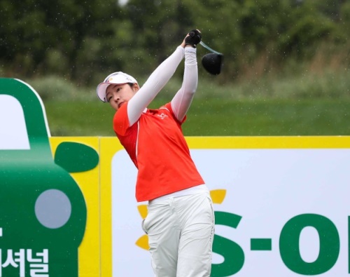 박지영이 2016년 S오일 챔피언십에서 드라이버샷을 날리고 있다. [사진=KLPGA]