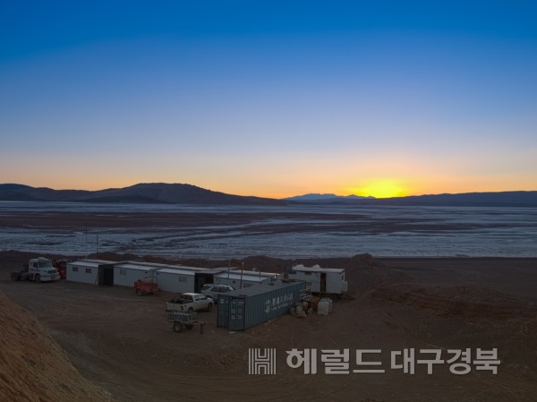 포스코는 27일 호주 퍼스에서 호주의 자원개발 기업인 갤럭시 리소스사와 리튬 염호 광권 매매계약을 체결했다. 사진은 아르헨티나 북서부에 위치한  ‘옴브레 무에르토(Hombre Muerto)’ 염호. (포스코 제공)