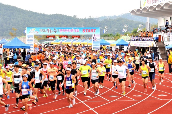 제6회 봉화송이전국마라톤대회’가 다음달 30일  봉화공설운동장 및 지방도 915호선(물야방면) 일원에서 열린다.사진은 지난해 열린 마라톤대회 (봉화군 제공)