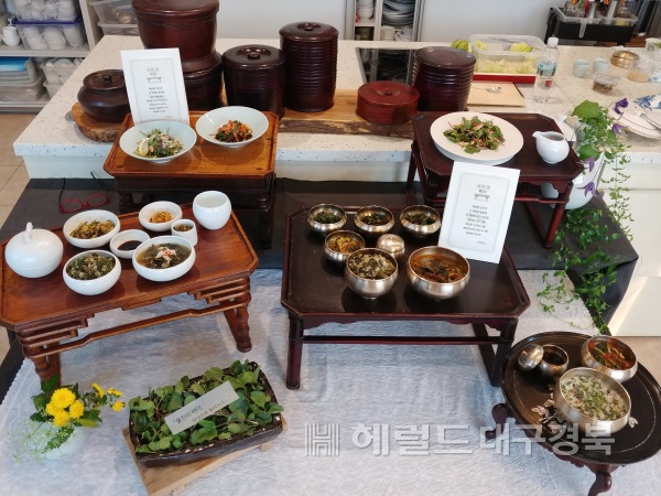 울진군은 11월 13일까지 모두 12회에 걸쳐 '해방풍 이용 관광음식 전문 아카데미' 교육을 실시한다. (울진군 제공)