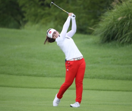 이소영이 30일 한화클래식 첫날 5언더파를 쳐서 한 타차 단독 선두로 마쳤다. [사진=KLPGA]