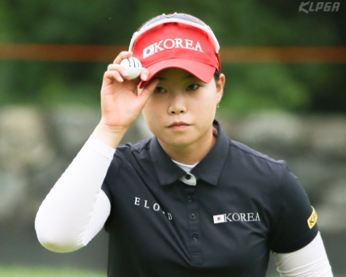 임희정이 31일 한화클래식 2라운드에서 5언더파 67타를 쳐서 단독 선두로 마쳤다.