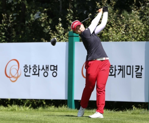 임희정이 31일 한화클래식 둘째날 9번 홀에서 드라이버 티샷을 하고 있다. [사진=KLPGA]