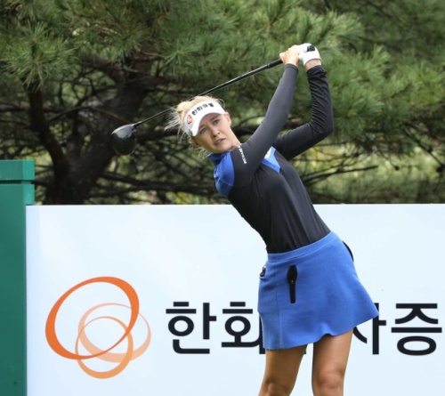 넬리 코다가 한화클래식 1라운드 12번 홀에서 티샷을 하고 있다. [사진=KLPGA]