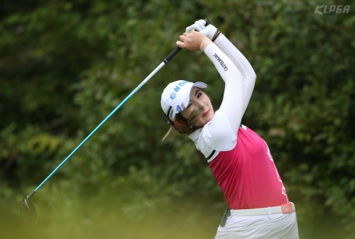 배선우가 한화클래식 1라운드 2번 홀에서 티샷을 하고 있다. [사진=KLPGA]