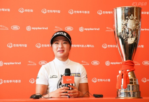 이정은6가 한화클래식에서 우승인터뷰를 하고 있다. [사진=KLPGA]
