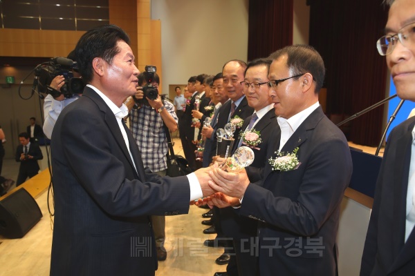 김병원 농협중앙회장(왼쪽)이 여영현 경북농협 본부장에게 상호금융 25조원 달성탑을 수여하고 있다. (경북농협 제공)