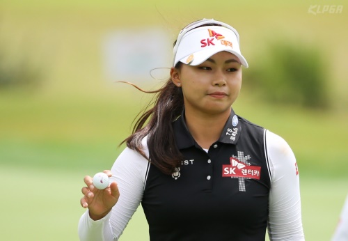 대회 첫날 7언더파를 몰아쳐 1타차 선두에 나선 김지영2. [사진=KLPGA]