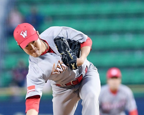 SK 와이번스 선발 박종훈이 무실점 호투를 펼치며 팀의 승리를 이끌었다. [사진=KBO]