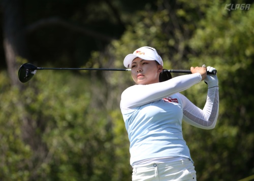 9번 홀에서 드라이버샷을 날리고 있는 김지영2. [사진=KLPGA]
