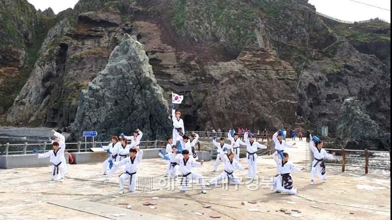 8일 세계 태권도연맹 시범단이 독도에서  우리의 열망이란 내용으로 남.여 연합  퍼포먼스를 펼치고 있다.(세계 태권도연맹 시범단 제공)