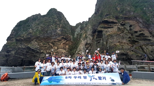 (재)독도재단이 12일부터  오피니언 리더70여명과 함께 독도 현장체험을 진행 하고 있다.(독도재단 제공)