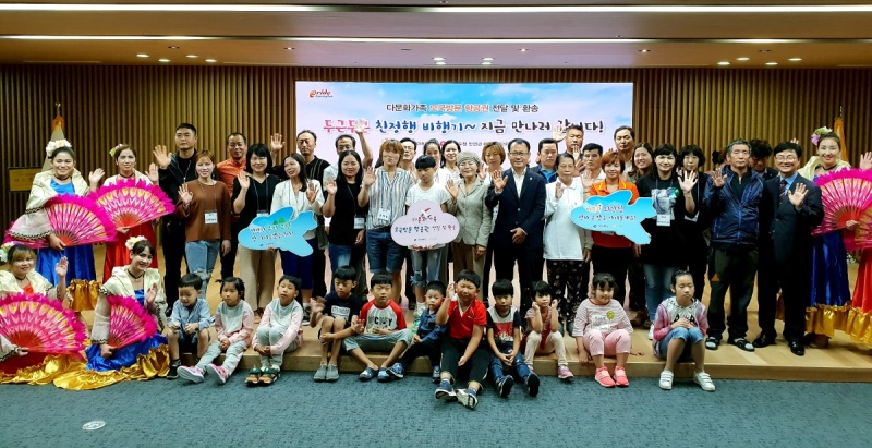17일 경북도청 다목적홀에서 여영현  경북농협  본부장과 관계자들과 다문화가정 여성들에게 친정을 다녀올 수 있도록 가족 왕복항공권을 전달하고 환송행사를 가지고 있다.(경북농협제공)