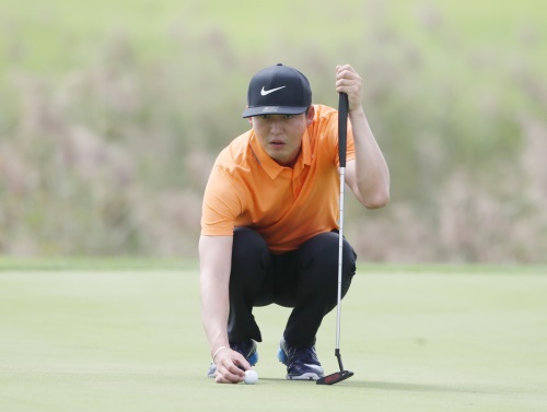 대회 개막 하루 전인 18일 열린 프로암 도중 탤런트 이정진이 18번 홀에서 퍼팅을 준비하고 있다. [사진=KPGA]