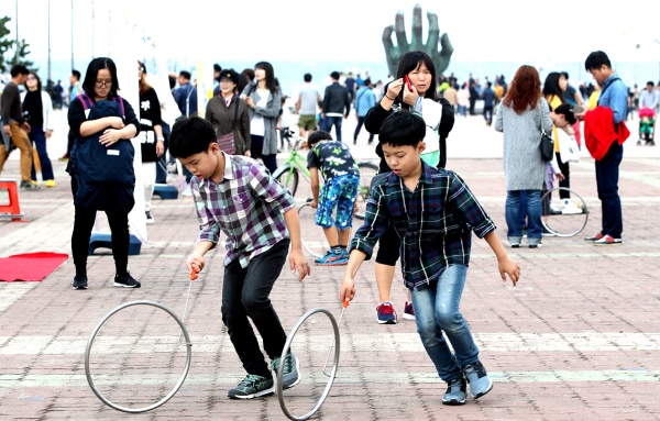호미곶광장에 체험프로를 즐기고 있다.(포항시 제공)