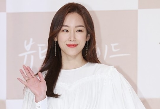 Seo Hyun-jin poses for photos at a press event Monday at Times Square mall in Yeongdeungpo-gu, Seoul. (Herald DB)