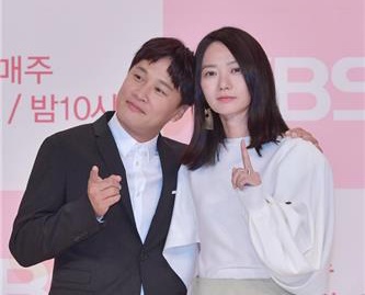 Actors Cha Tae-hyun and Bae Doo-na pose for photos at a media event held Friday at Times Square, a shopping center in Yeongdeungpo, Seoul. (Yonhap)