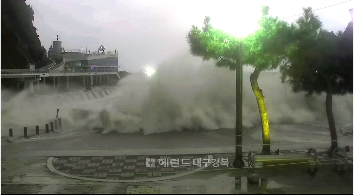 제25호 태풍 ‘콩레이’의 영향으로 6일 오후 5시현재 울릉도 도동항 여객선 터미널에  집채만한 높은 파도가 몰아치고 있다( 울릉군 홈페이지 울릉도.독도 실시간 방송 동영상 화면 캡쳐)