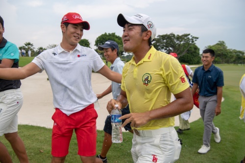 카나야가 우승을 확정짓자 케이타가 가장 먼저 뛰어가 자기 일인듯 축하해주었다. [사진=AAC]