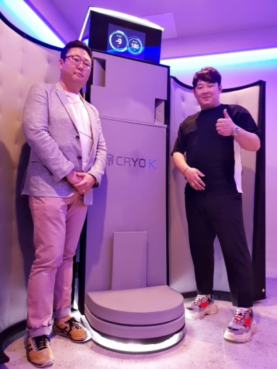 크라이오플러스의 방인웅 대표(오른쪽)와 이온인터내셔널의 한정우 대표.