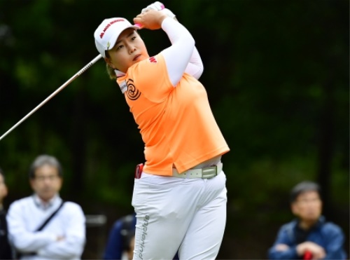 안선주가 13일 후지츠레이디스에서 2타를 줄여 이민영과 공동 선두로 마쳤다.