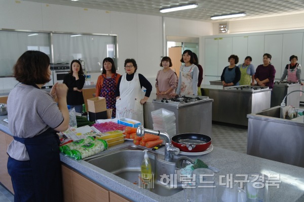 성주군은 15일 농업기술센터 농산물가공교육장 및 실습실에서 '아동요리지도사 과정' 개강식을 가졌다.(성주군 제공)