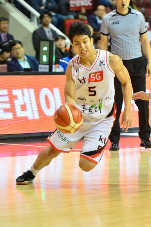 18득점 6어시스트를 기록하며 팀 공격을 이끈 허훈. [사진=KBL]