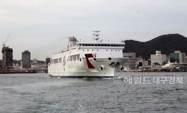해양수산부는 17일 전남 완도 연안여객선터미널에서 연안여객선 현대화펀드 1호 지원선박인 ‘실버 클라우드호’의 취항식을 가졌다.이선박은 전남완도~제주간은 운항한다.(해수부제공)