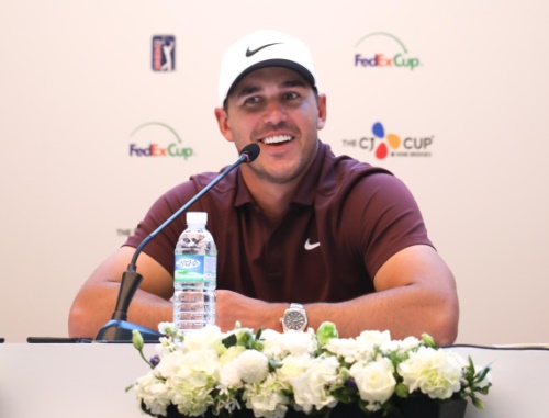 Brooks Koepka 인터뷰중 활짝웃음을 보이고있다