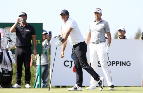 9번홀에서 티샷을 바라보고 있는 브룩스 켑카(가운데). [사진=JNA GOLF]