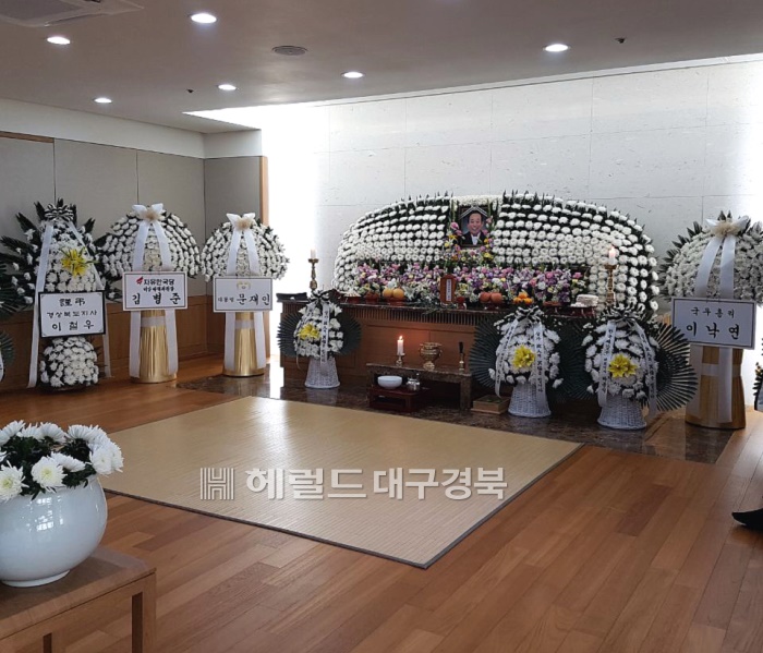 서울 아산병원 장례식장34호실 차려진 독도주민 고 김성도 씨 빈소에는 문재인 대통령의 조화를 비롯한 각계각층의 조화와 함께 조문객 발길이 이어지고 있다.(독자제공)