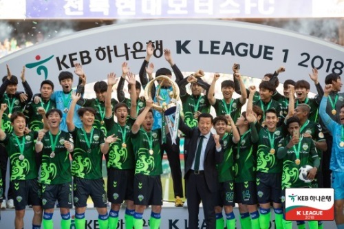 전북이 우승 시상식에서 트로피를 들어 올리고 있다. [사진=한국프로축구연맹]
