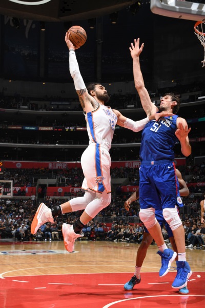 오클라호마의 기둥 스티븐 아담스가 덩크슛을 시도하고 있다. [사진=NBA]