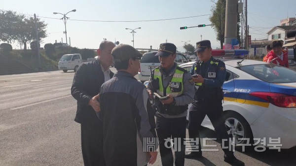 포항시 남구보건소 치매안심센터는 25일 해도동 일대에서 '치매환자 배회 모의훈련'을 실시했다. (포항시 남구보건소 제공)