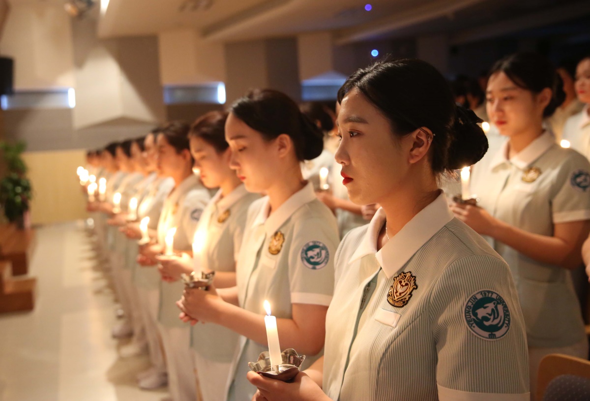 24일 나이팅게일 선서에 나선 영진전문대 간호학과 학생들.(사진제공=영진전문대)