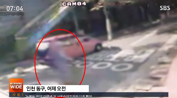 조현병 환자라고 주장하는 피의자 A씨가 공원을 서성이는 CCTV 화면 (사진=SBS 캡처)