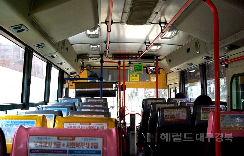 포항 시내버스 노선이  개편되고 주요 관광지요와 교통거점을 신속하게 이동할 수 있는 급행노선이 신설된다. 다음달부터 읍면동을 돌며 주민설명회를 갖고 여론을 수렴해 최종 개편안을 확정, 내년 7월 시내버스 전면 노선 개편을 실시할 방침이다.(헤럴드 자료사진)